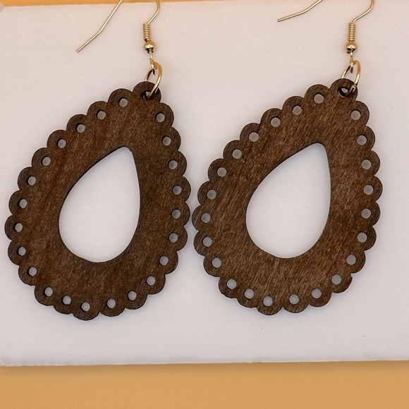 Beautiful carved wooden earrings - Picture 2 of 3
